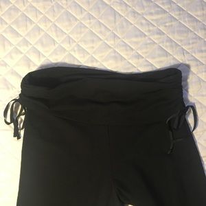 Victoria's Secret Pants - NWOT Victoria’s Secret Cropped Yoga Pants Small Victoria's Secret Pants - NWOT Victoria’s Secret Cropped Yoga Pants Small
